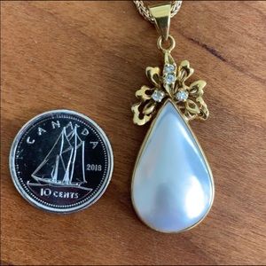Gold and diamond pearl pendant. Vintage style stamped 18k